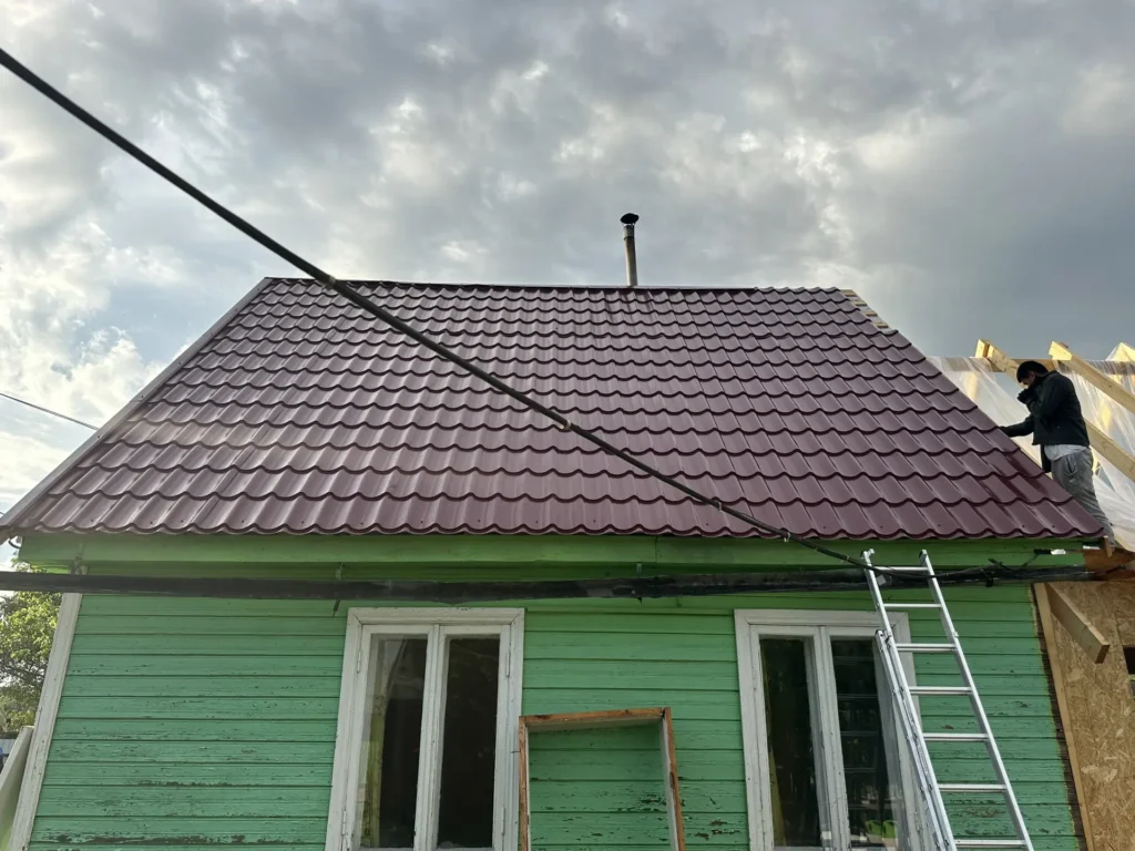 Перекрытие крыши старого дома металлочерепицей